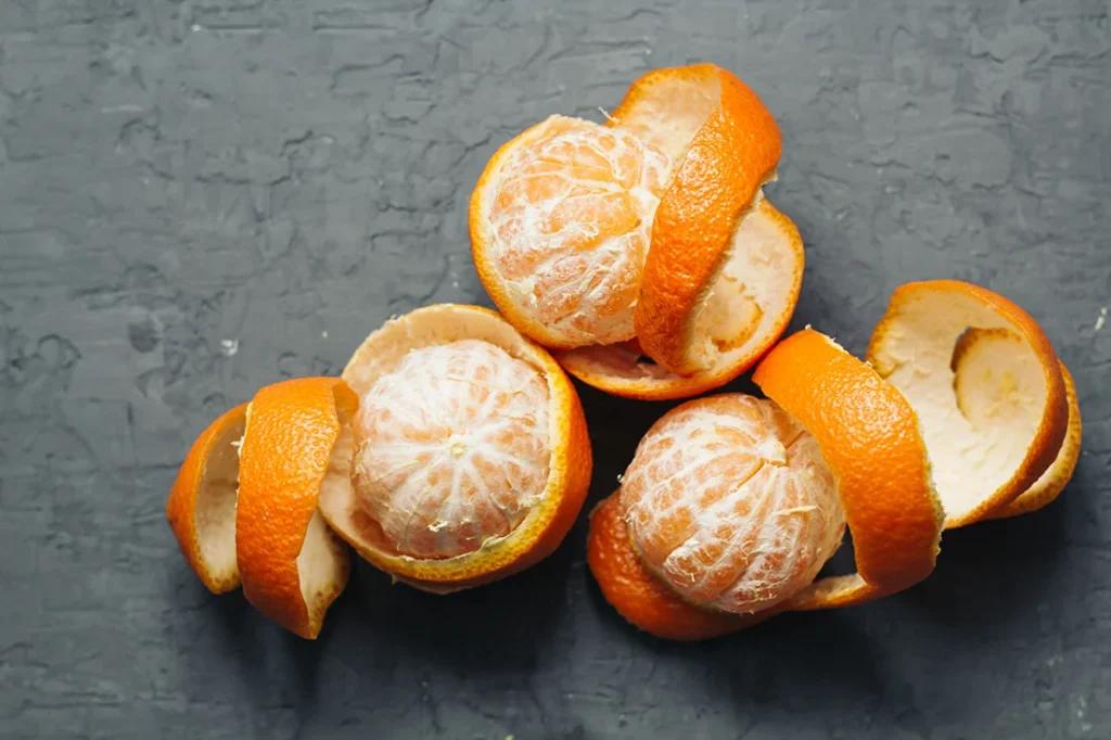 Horses can eat oranges with or without the peel